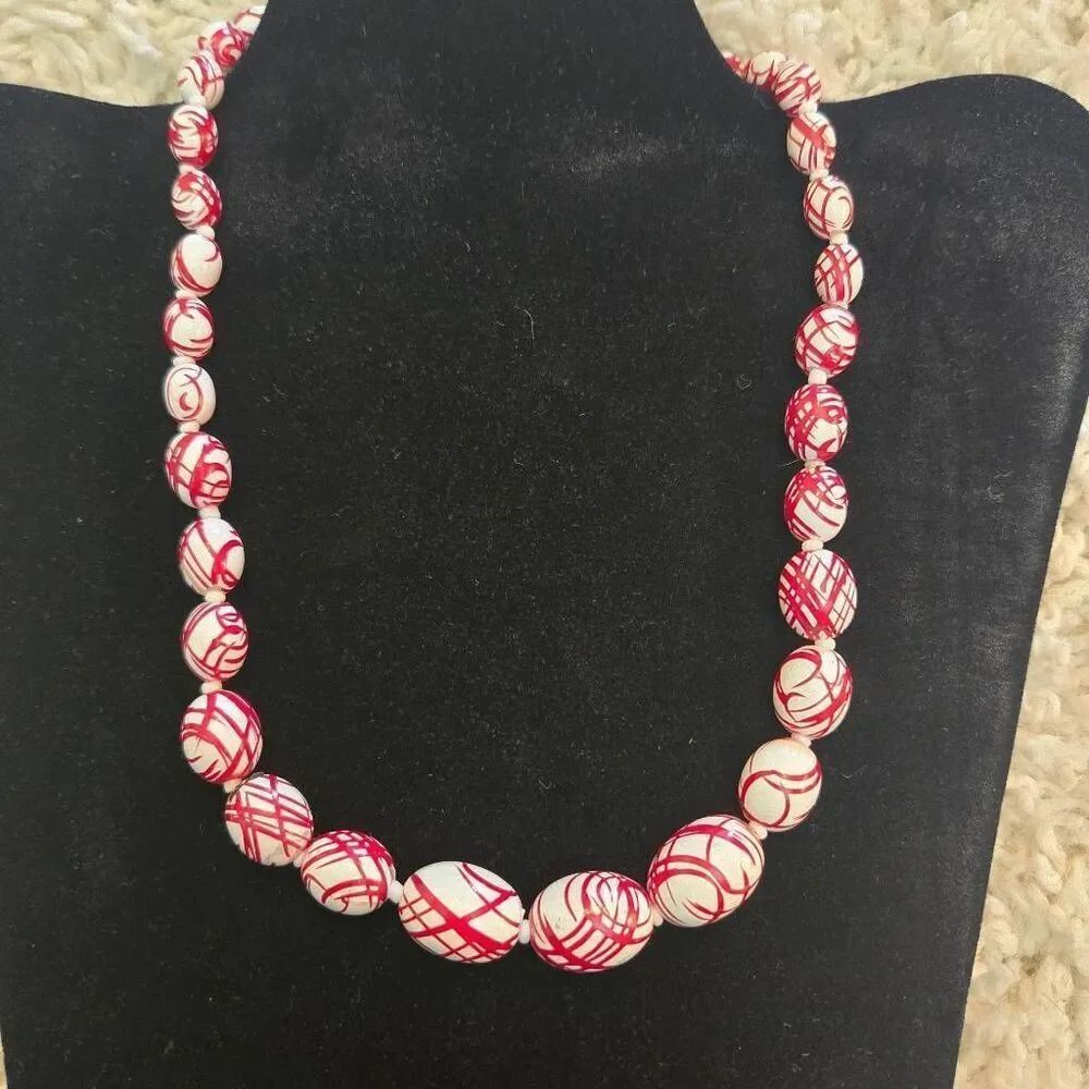 Vintage Graduated Bead White and Red Necklace